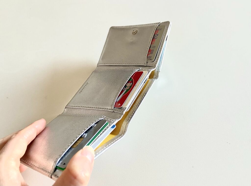 12closet
B5きらきらポーチ付き 三つ折り財布
¥12,100(税込）
カード入れ画像
