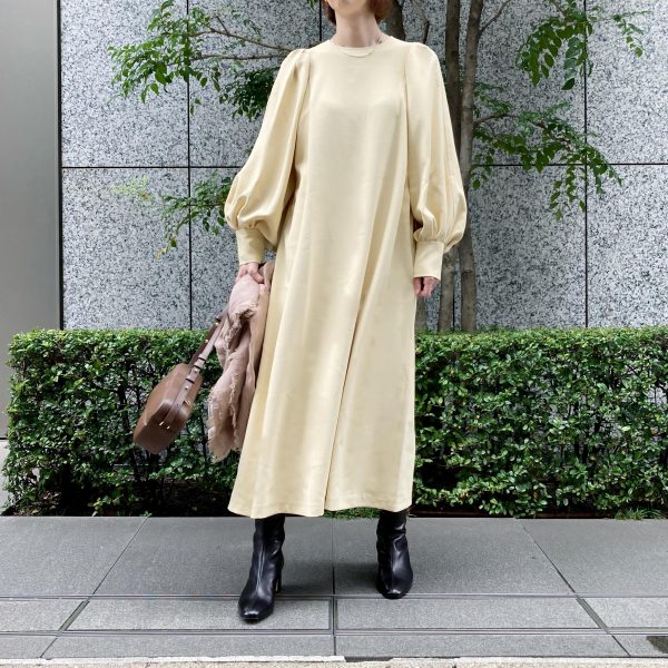 女らしさが上がる服「スタイリスト松村純子さん×M7days」袖ボリュームワンピースを40代バイヤーが実際に着てみました【40代ファッション】