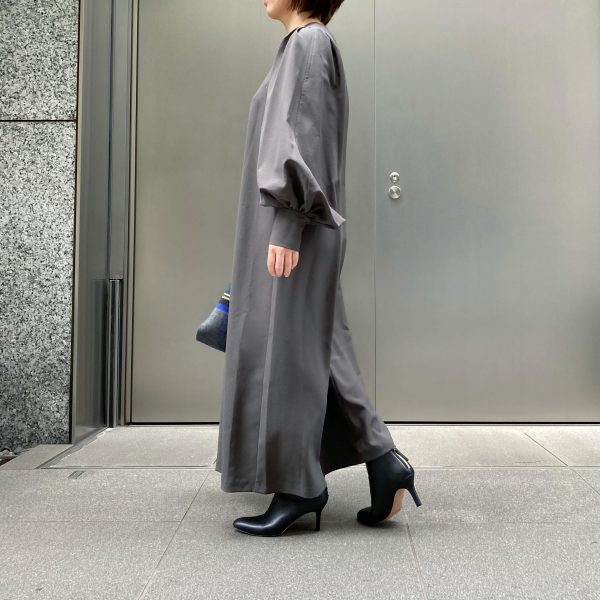 女らしさが上がる服「スタイリスト松村純子さん×M7days」袖ボリュームワンピースを40代バイヤーが実際に着てみました【40代ファッション】
