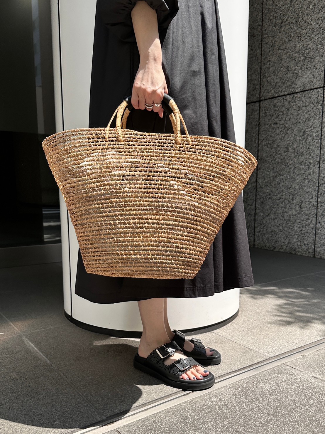 初夏に映える大人のためのかごバッグ |suadeo【40代ファッション】