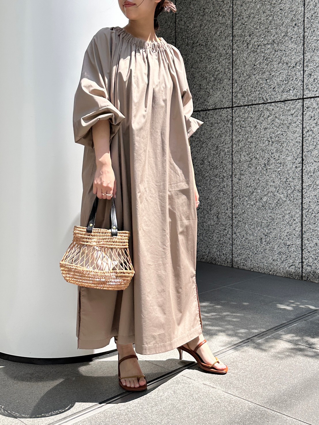 初夏に映える大人のためのかごバッグ |suadeo【40代ファッション】