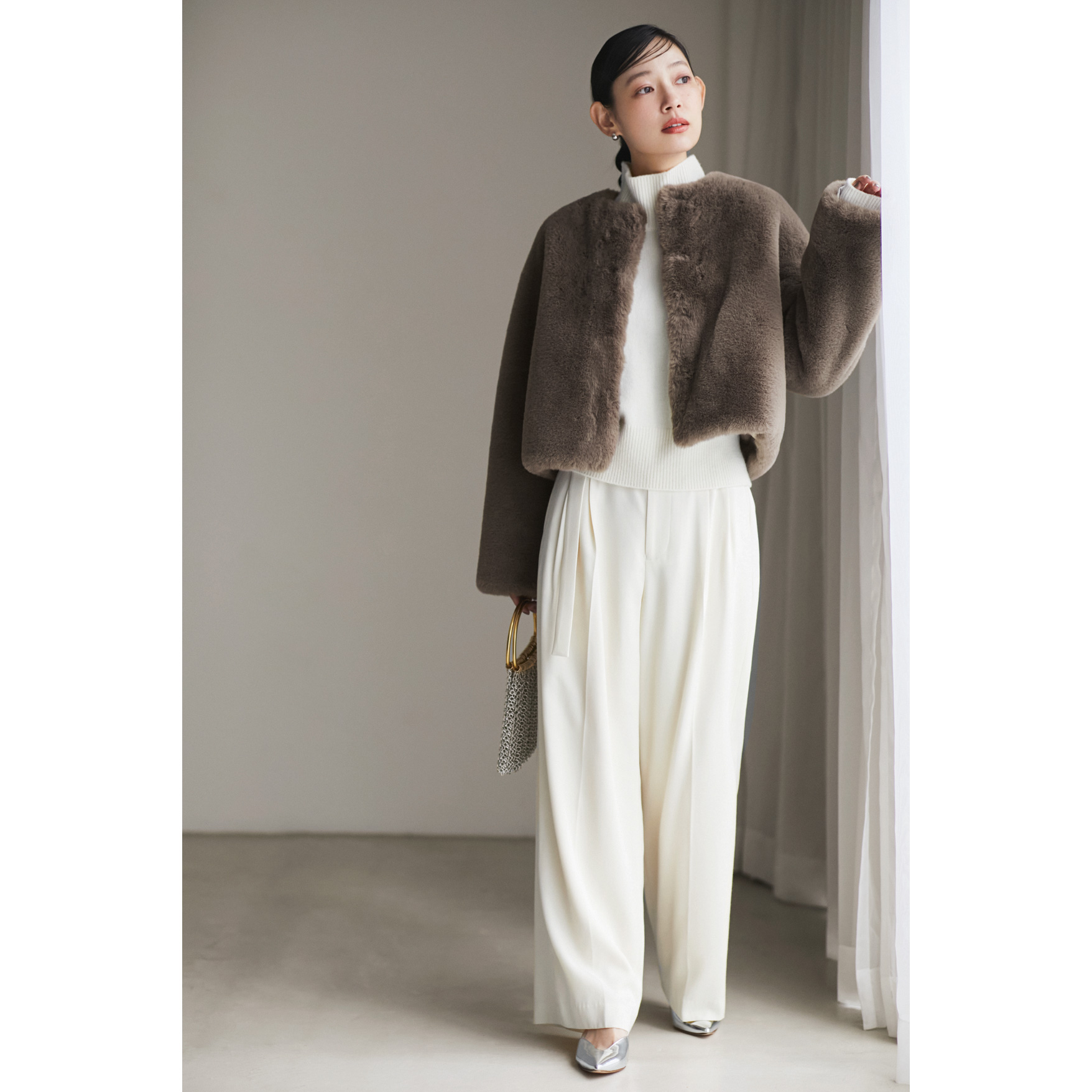 2024年マルティニーク カシミヤミックスウールタートル 白ボタン