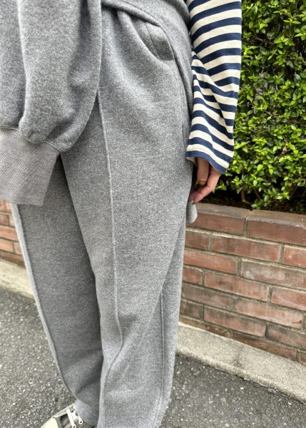 ShinzoneマリンボーダーTシャツ￥10,780ShinzoneCOTTON WOOL SWEATPANTS￥31,900ShinzoneCOTTON WOOL SWEATSHIRT￥29,700ShinzoneVELOUR HAIRBAND￥7,480