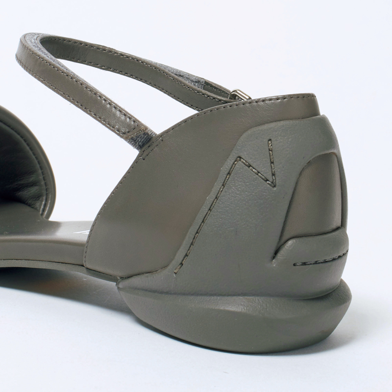 【50代　ファッション】涼感ラグジュアリーな「夏の快適ワードローブ」 éclat2025年7・8月合併号特集