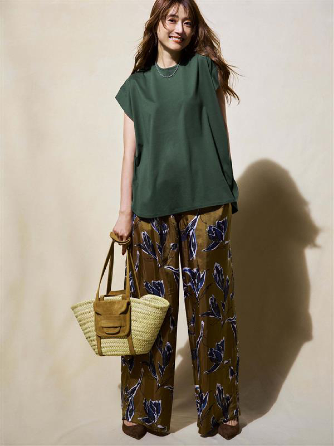 サクラの【Marisol別注】プレミアムオーガニックカットソーとフラワープリントパンツのコーデ2