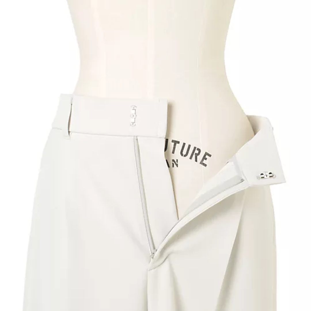 エムセブンデイズのとろみすっきり見えストレートパンツサブカット