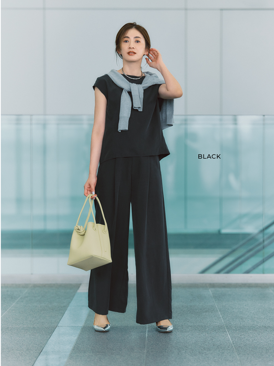 エムセブンデイズの【高園あずささんコラボ】フィブリルとろみTブラウスとフィブリルタック入りとろみワイドパンツコーデ