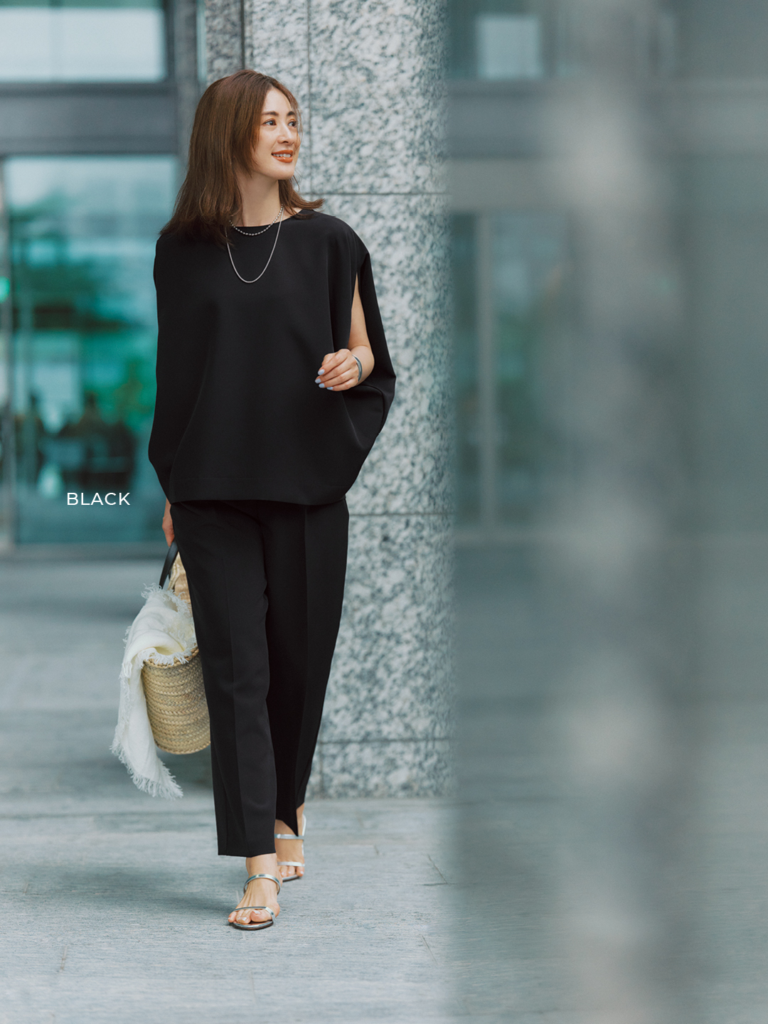 エムセブンデイズのとろみ細見えスリットトップスととろみすっきり見えストレートパンツコーデ