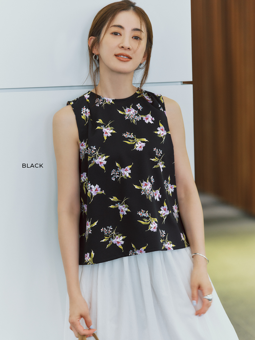 エムセブンデイズのフラワープリント ノースリーブブラウス2