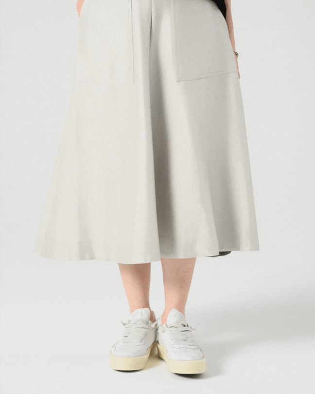 【50代足元コーデ】ピエールアルディなど大人スニーカーとボトムスの正解コーデ10選