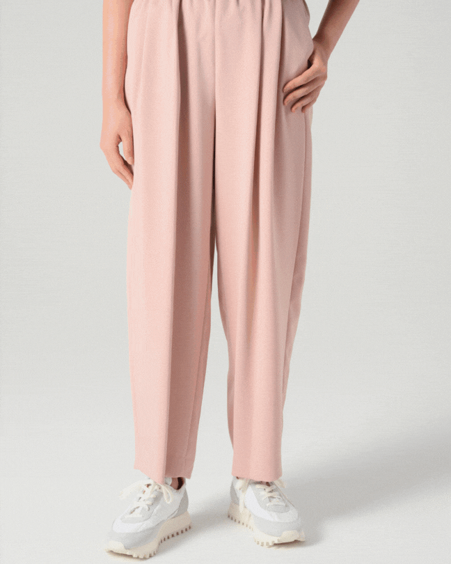 【50代足元コーデ】ピエールアルディなど大人スニーカーとボトムスの正解コーデ10選