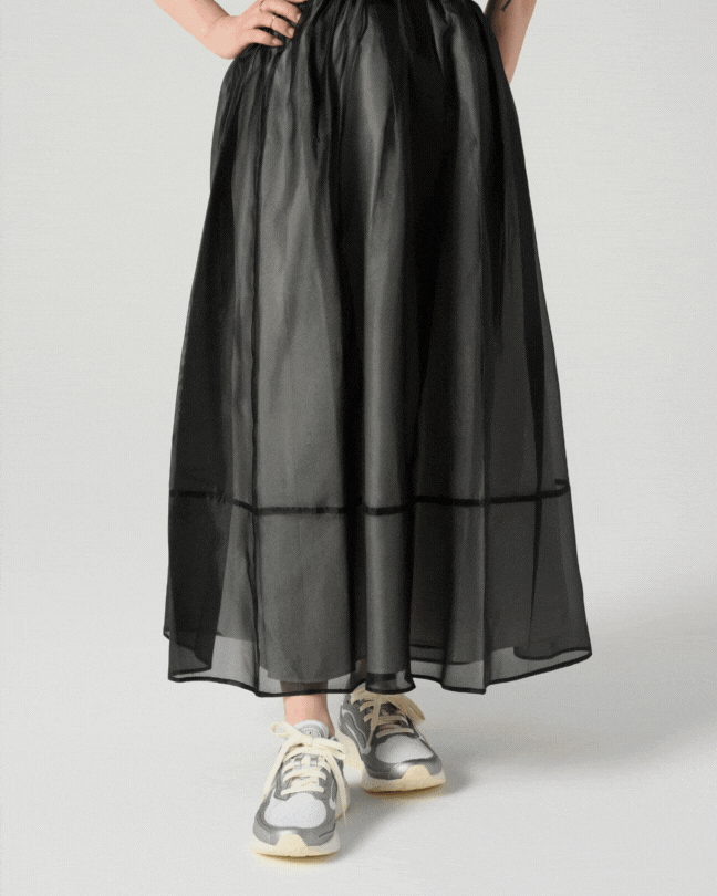 【50代足元コーデ】ピエールアルディなど大人スニーカーとボトムスの正解コーデ10選