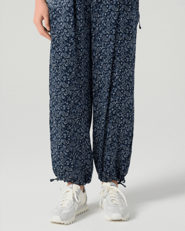 【50代足元コーデ】ピエールアルディなど大人スニーカーとボトムスの正解コーデ10選