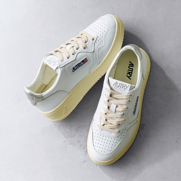 50代女性必見！秋コーデに似合うスニーカー4選 éclat2025年10月号特集