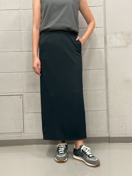 【残暑～秋・50代コーデ】黒ロングスカートで叶える上品＆楽ちんスタイル6選