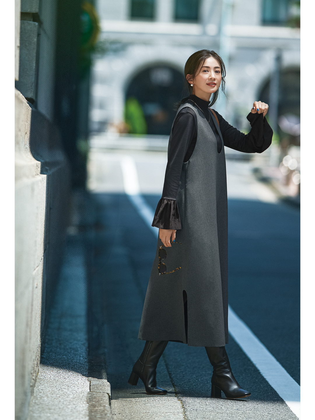 エムセブンデイズの【高垣麗子さんコラボ】Uネックジャンパースカートコーデ