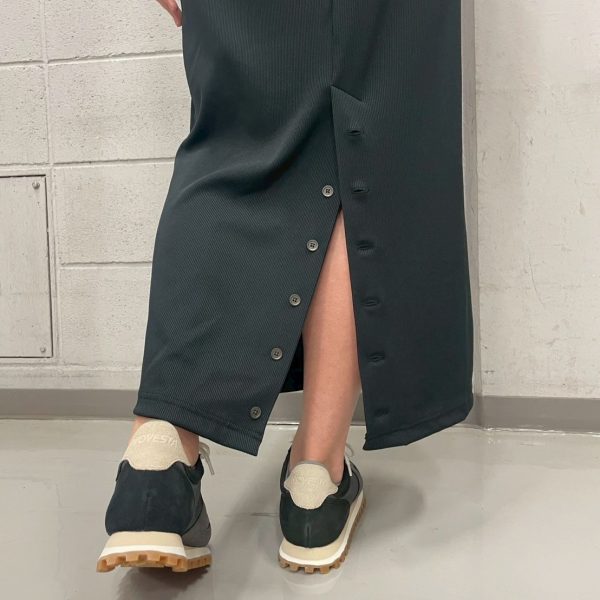 【残暑～秋・50代コーデ】黒ロングスカートで叶える上品＆楽ちんスタイル6選