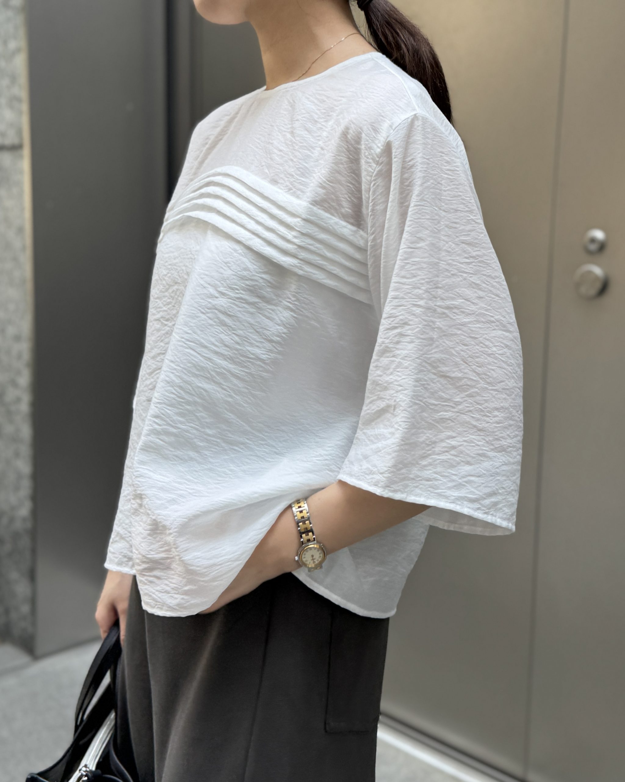 一枚で華やか。大人の夏スタイルを刷新するブラウス 【50代ファッション・E by eclat】