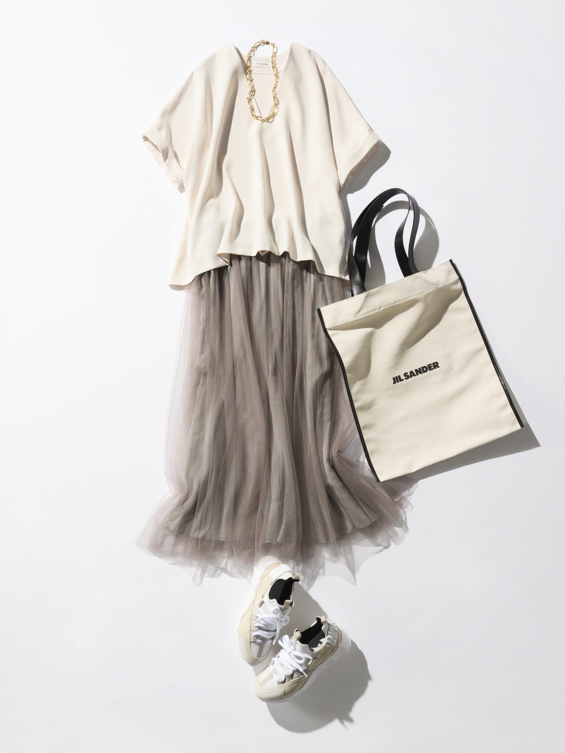 【50代着回し術】Tシャツより上品!とろみトップスで叶える【残暑~秋のスイッチコーデ6選】