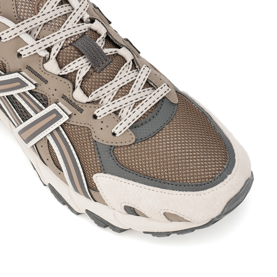 アシックススポーツスタイルのGEL-SONOMA TR62ZOOM!