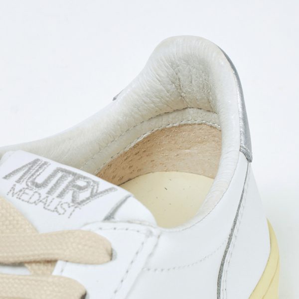 50代女性必見！秋コーデに似合うスニーカー4選 éclat2025年10月号特集