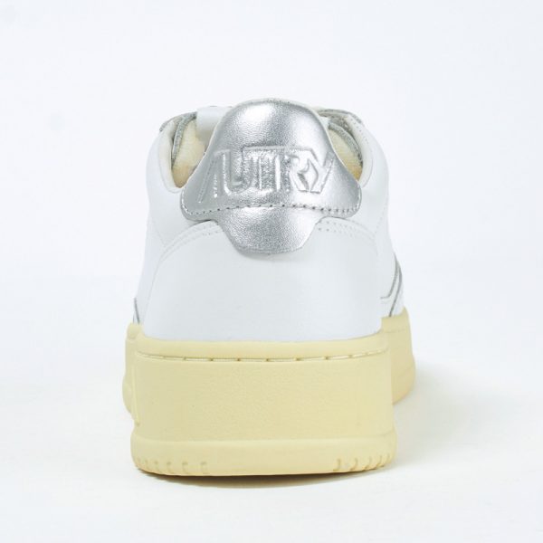 50代女性必見！秋コーデに似合うスニーカー4選 éclat2025年10月号特集