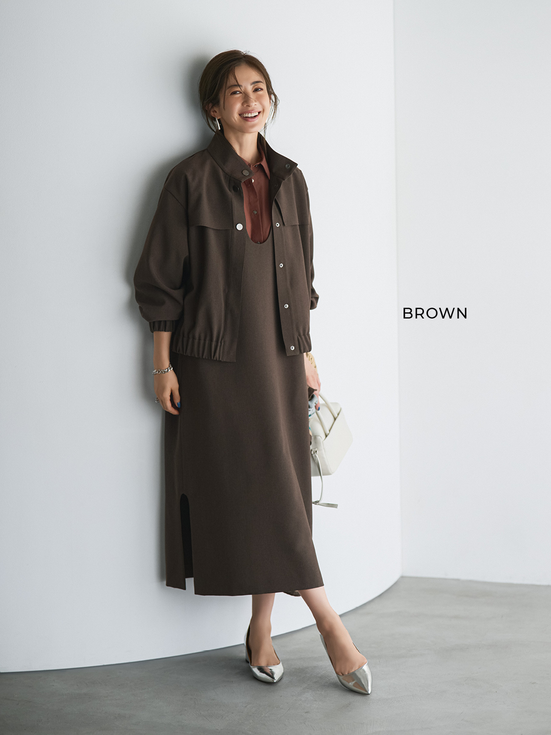 エムセブンデイズの【高垣麗子さんコラボ】Uネックジャンパースカートとスナップボタンブルゾンコーデ2