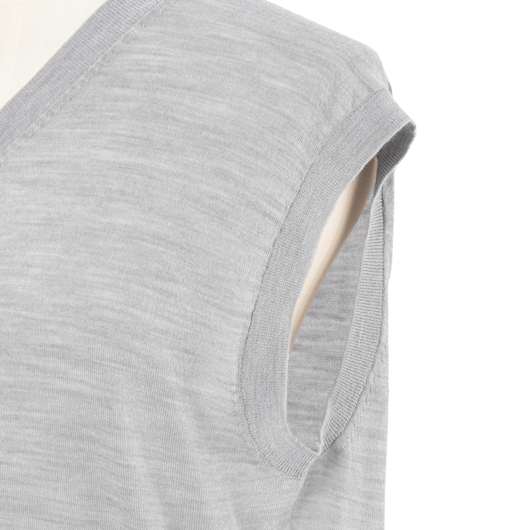 エムセブンデイズの【徳原文子さんコラボ】シアーニットベストZOOM!