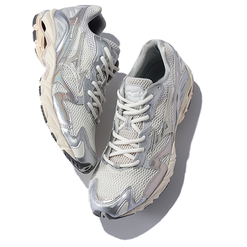 秋の足元はローファーかこっくり色スニーカー