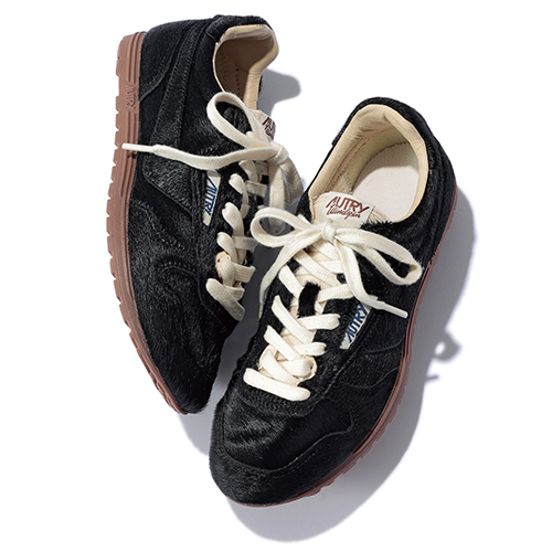 秋の足元はローファーかこっくり色スニーカー