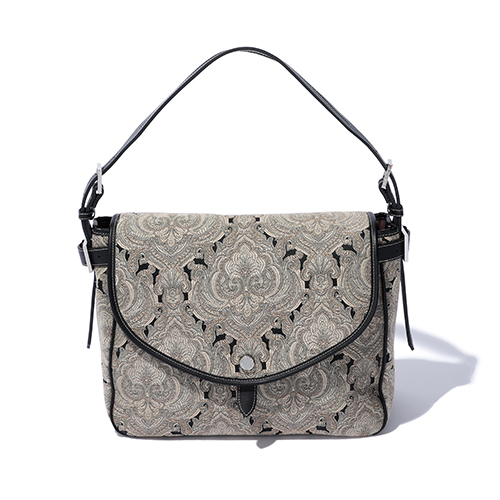 大容量なのにコーデに効く旬BAG