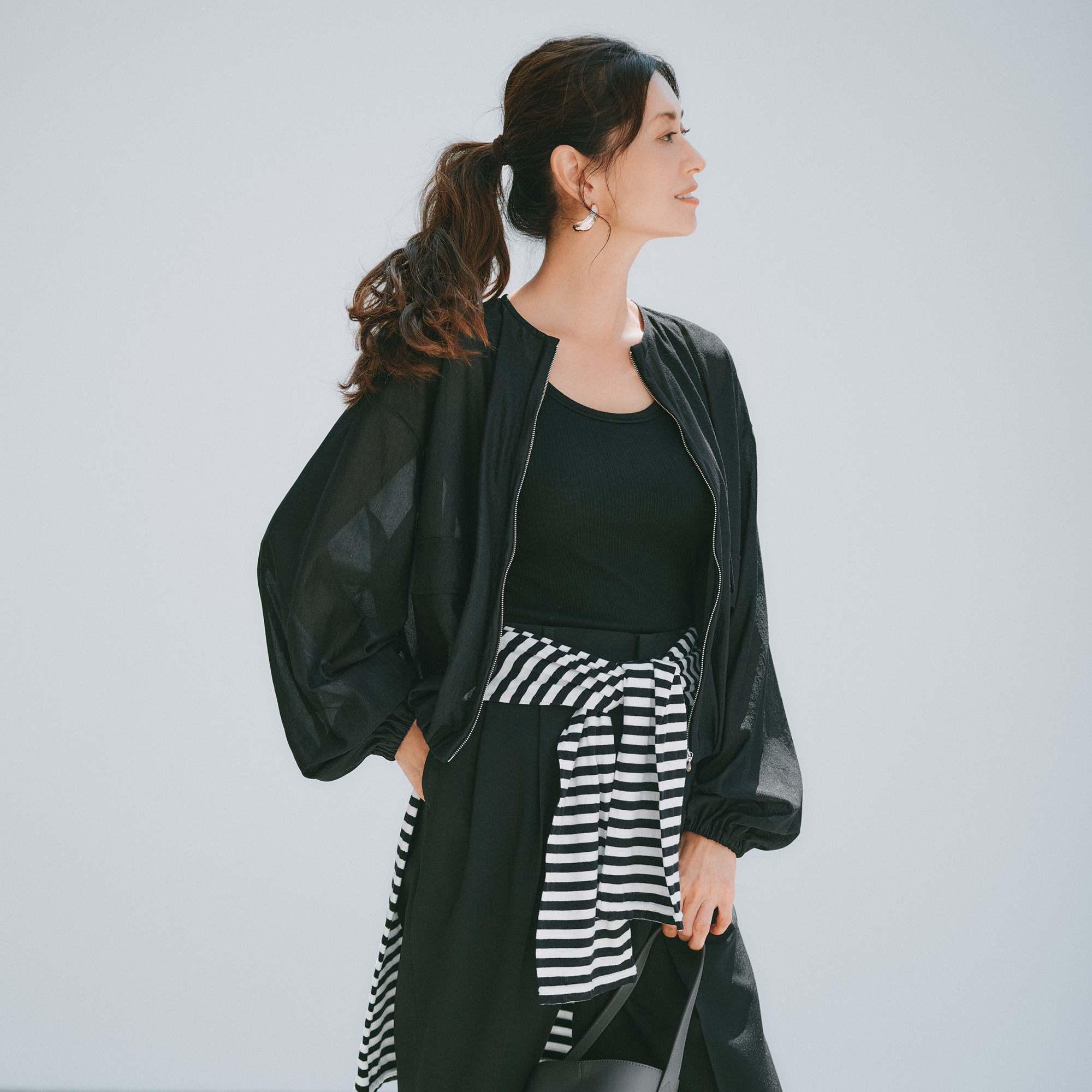 最旬の黒アイテムで作る「大人のモノトーン」LOOK♡