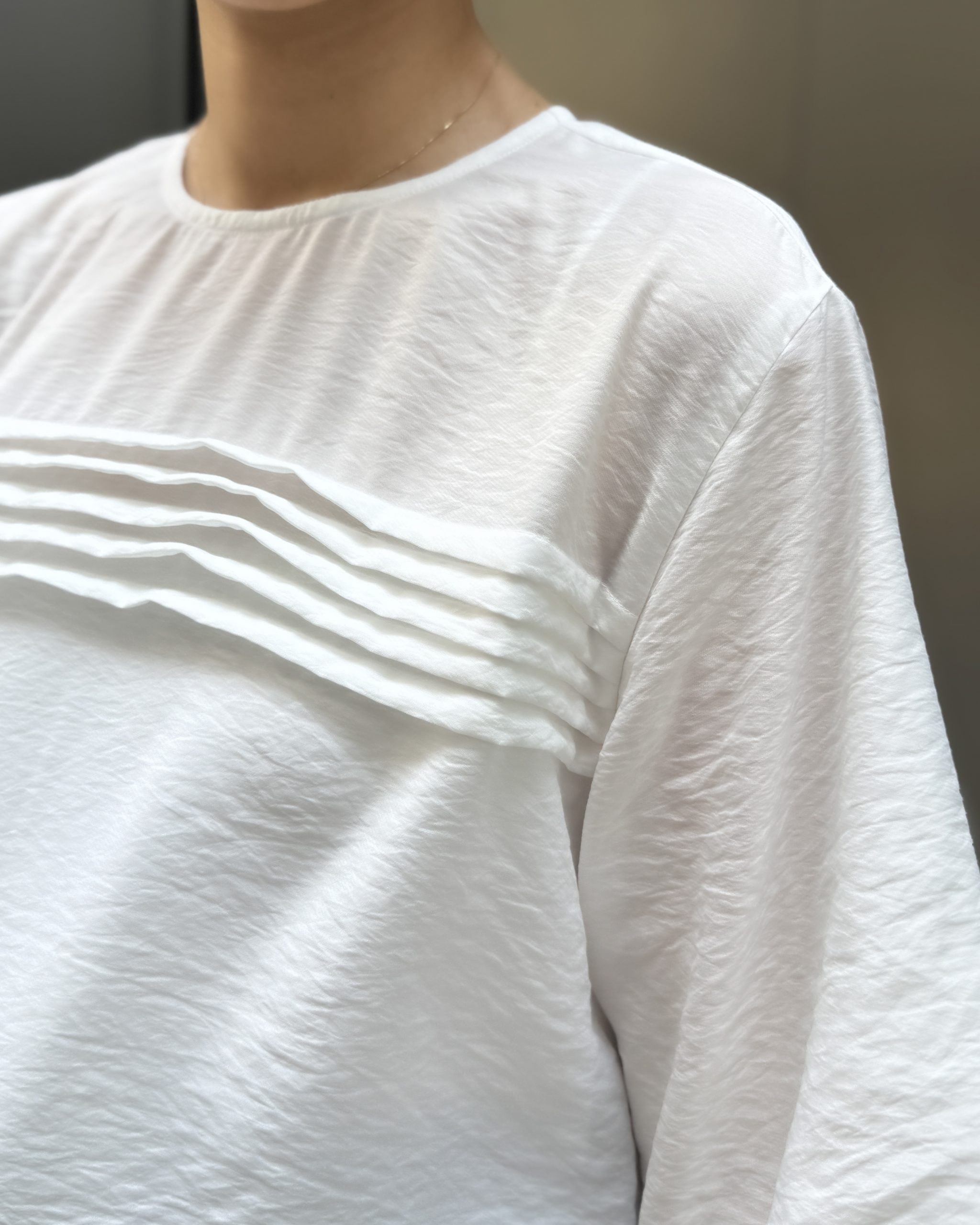 一枚で華やか。大人の夏スタイルを刷新するブラウス 【50代ファッション・E by eclat】