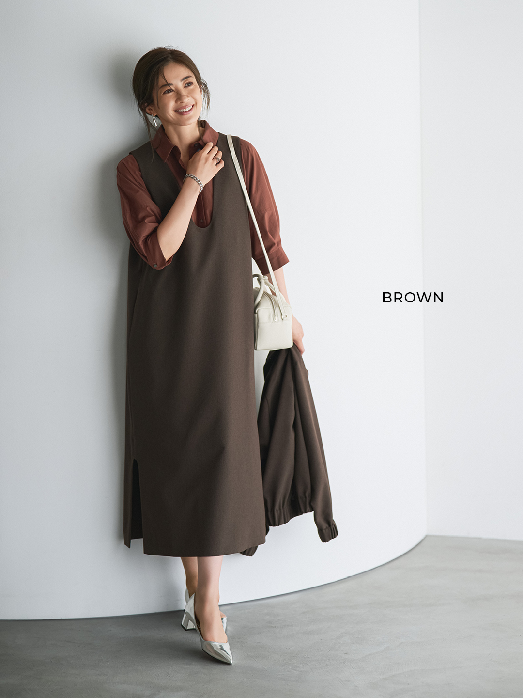 エムセブンデイズの【高垣麗子さんコラボ】Uネックジャンパースカートとスナップボタンブルゾンコーデ3