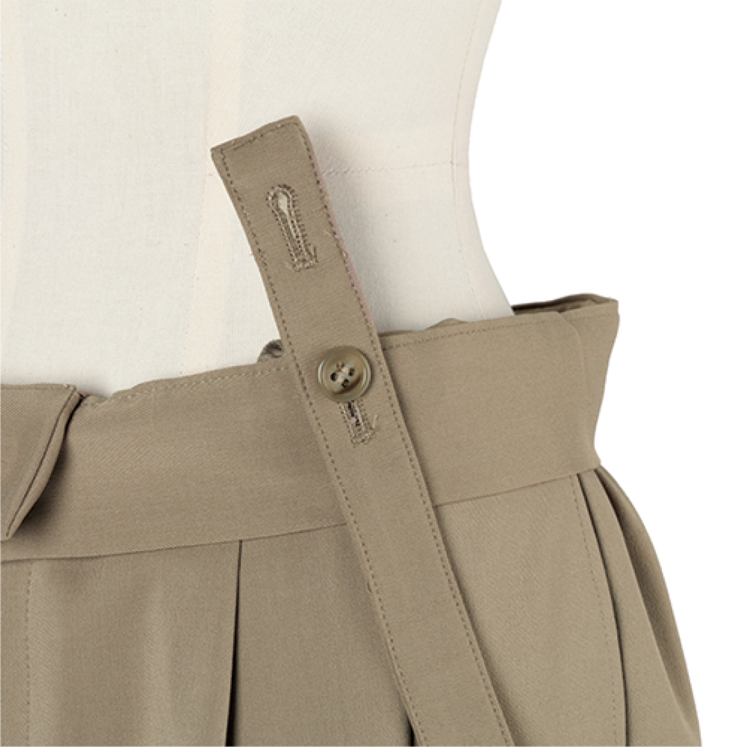 エムセブンデイズの【徳原文子さんコラボ】サスペンダーつき2WAYタックパンツZOOM!