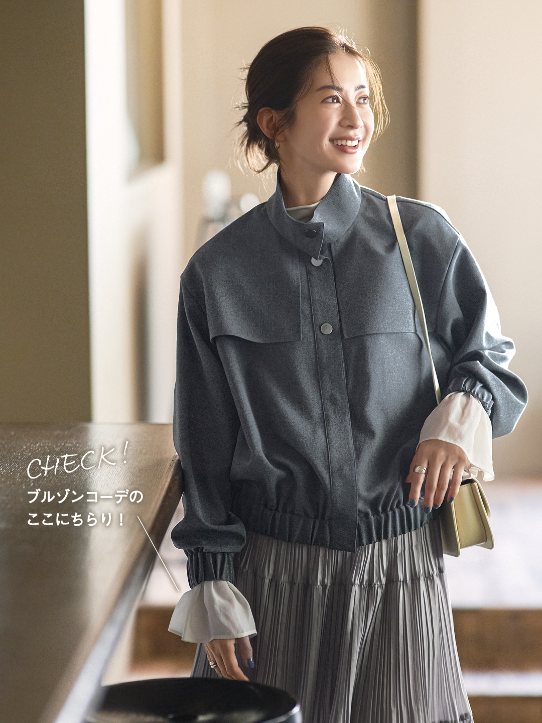 エムセブンデイズの【高垣麗子さんコラボ】スナップボタンブルゾンと袖フレアトップスコーデ