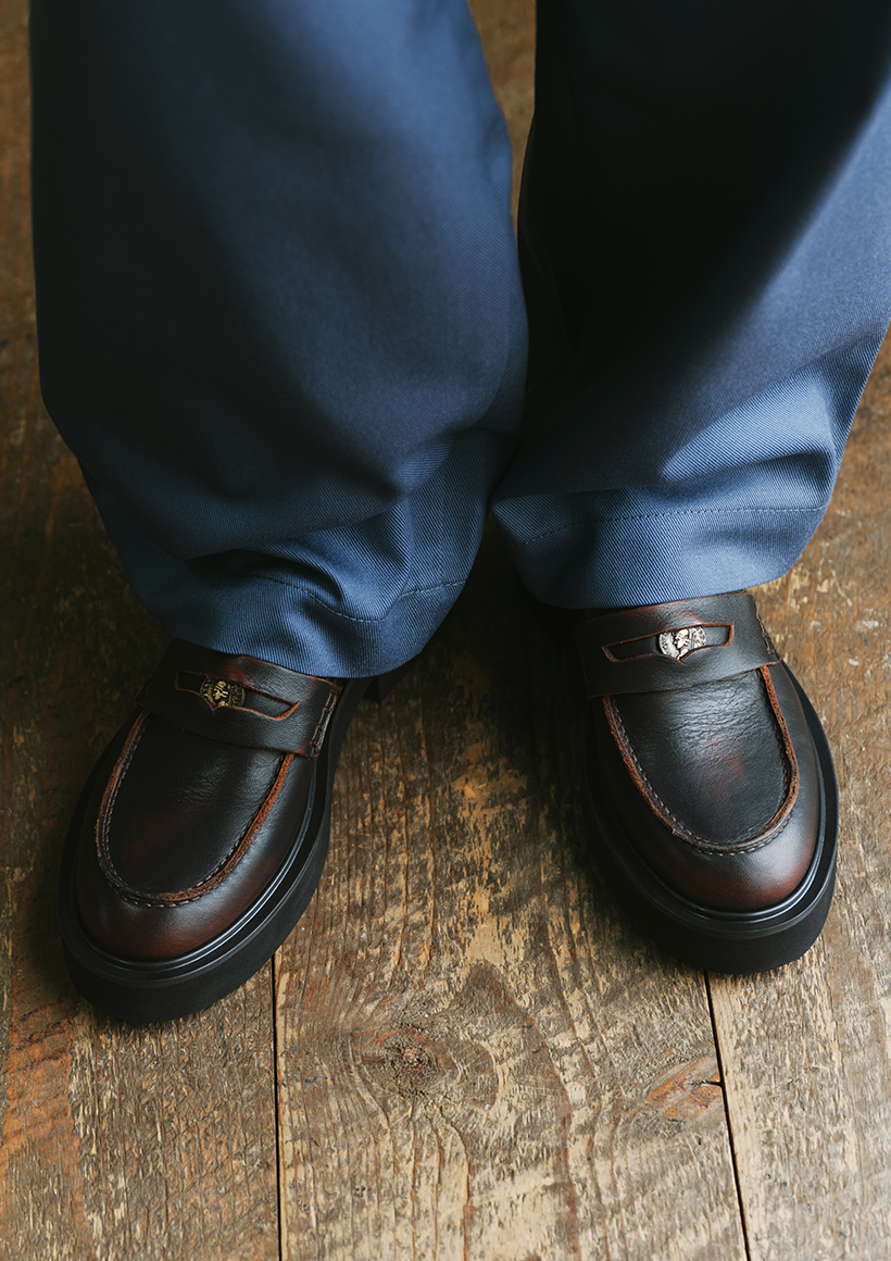 秋の足元はローファーかこっくり色スニーカー