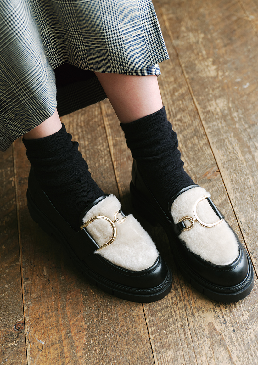 秋の足元はローファーかこっくり色スニーカー