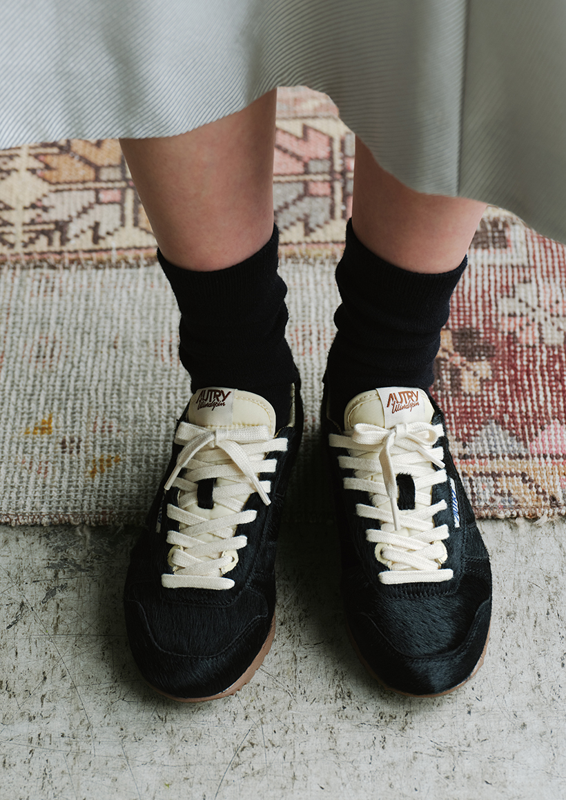 秋の足元はローファーかこっくり色スニーカー