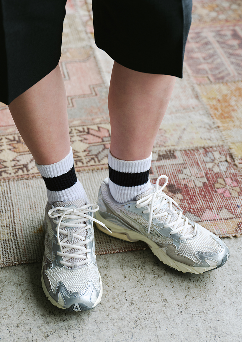 秋の足元はローファーかこっくり色スニーカー