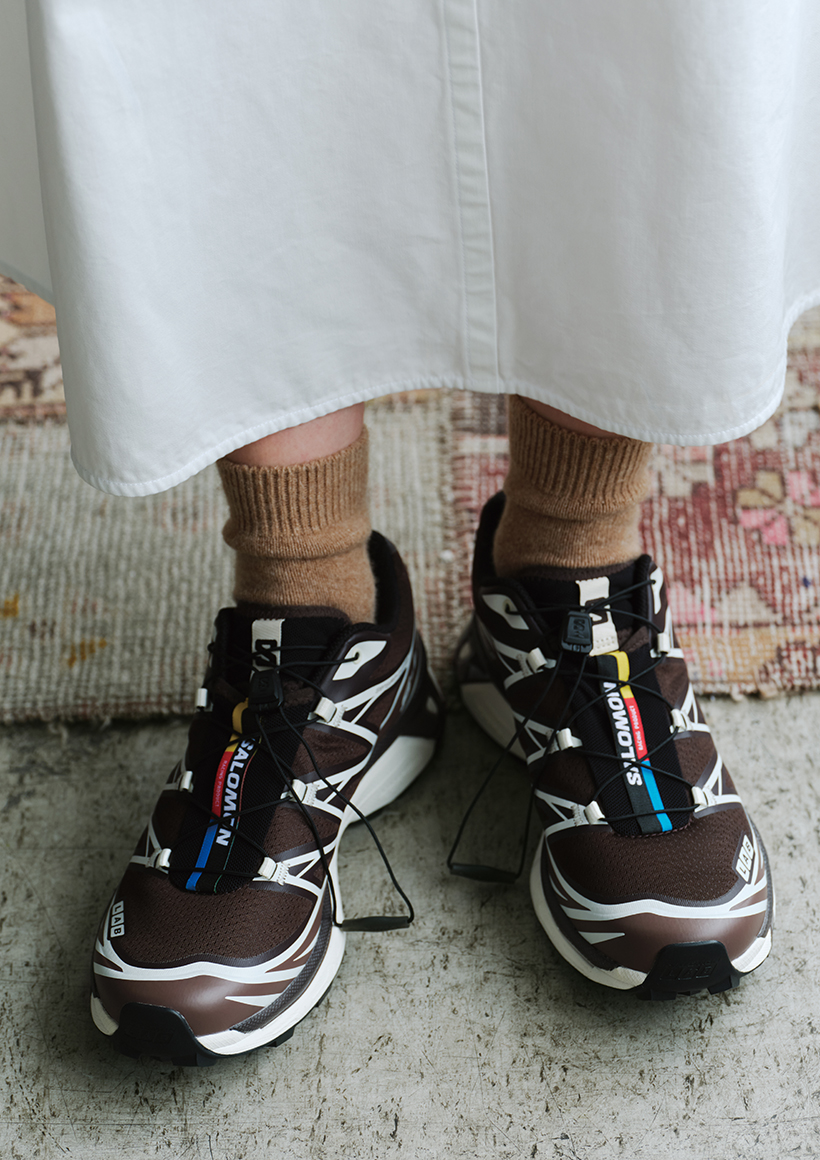 秋の足元はローファーかこっくり色スニーカー