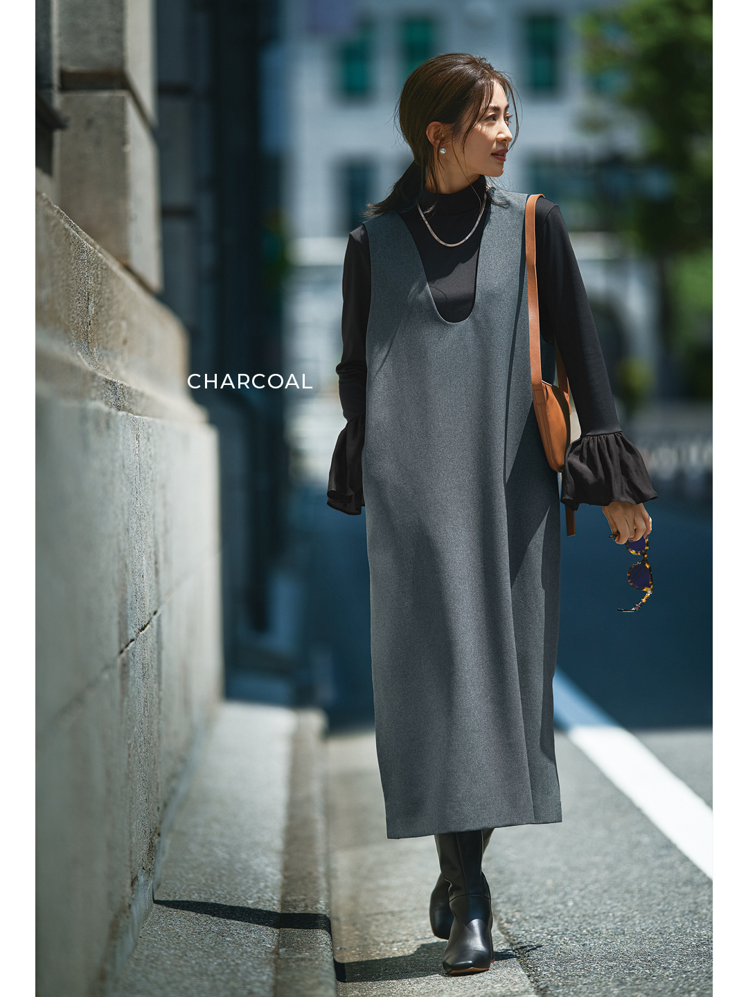 エムセブンデイズの【高垣麗子さんコラボ】Uネックジャンパースカートコーデ