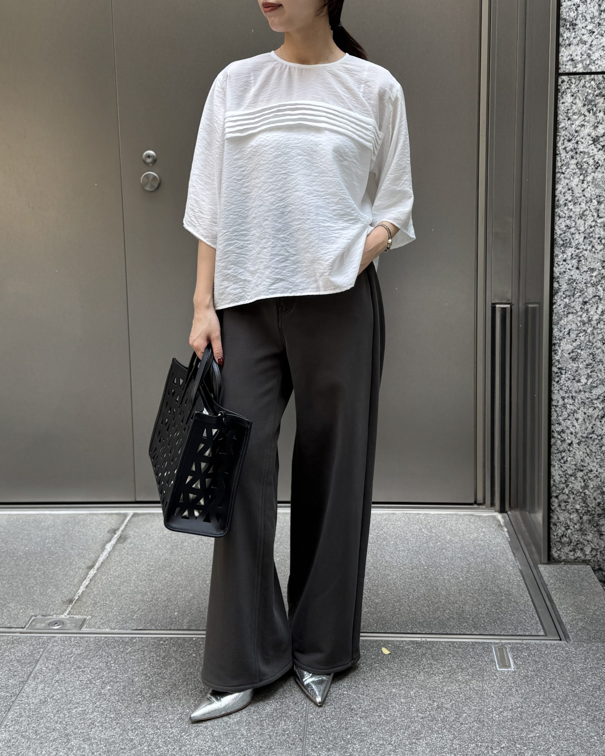 一枚で華やか。大人の夏スタイルを刷新するブラウス 【50代ファッション・E by eclat】