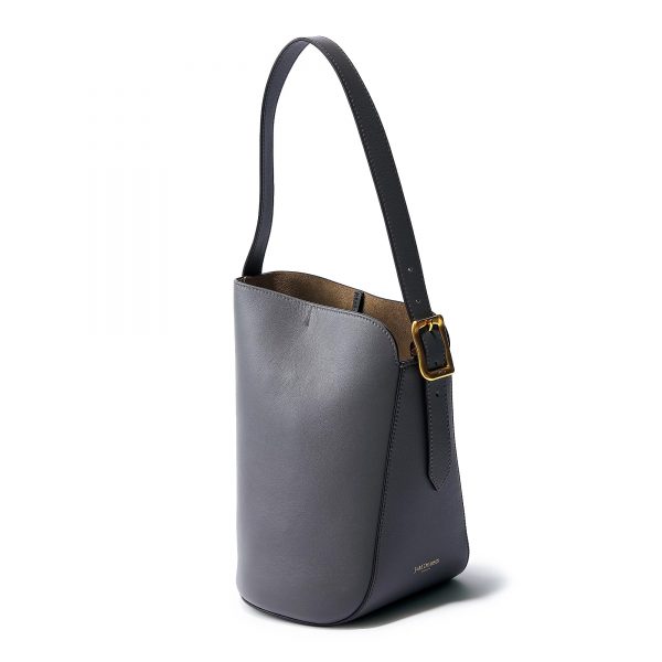 【50代着回し術】Tシャツより上品!とろみトップスで叶える【残暑~秋のスイッチコーデ6選】