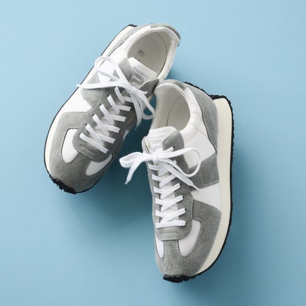 【50代足元コーデ】ピエールアルディなど大人スニーカーとボトムスの正解コーデ10選