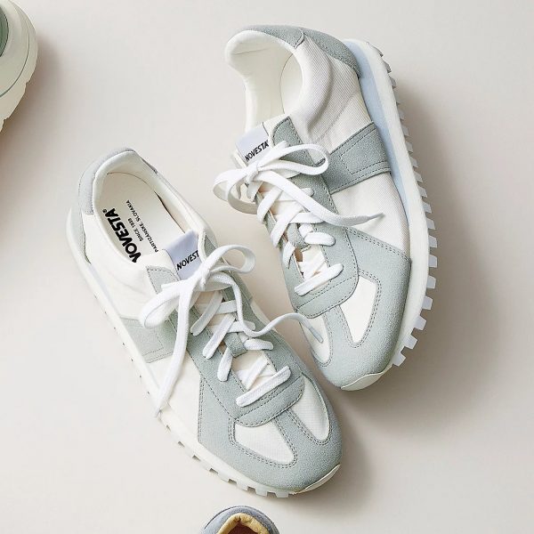 【50代足元コーデ】ピエールアルディなど大人スニーカーとボトムスの正解コーデ10選