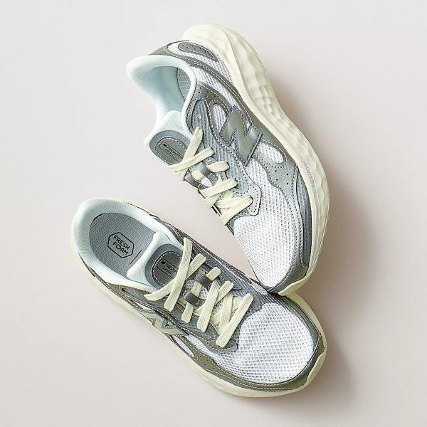 【50代足元コーデ】ピエールアルディなど大人スニーカーとボトムスの正解コーデ10選