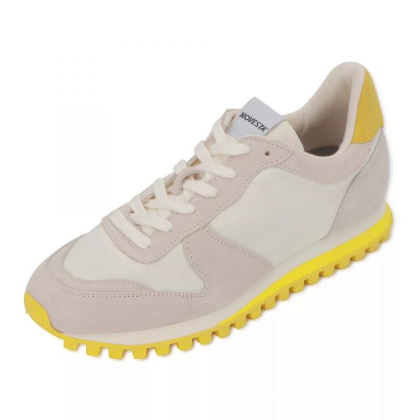 【50代足元コーデ】ピエールアルディなど大人スニーカーとボトムスの正解コーデ10選