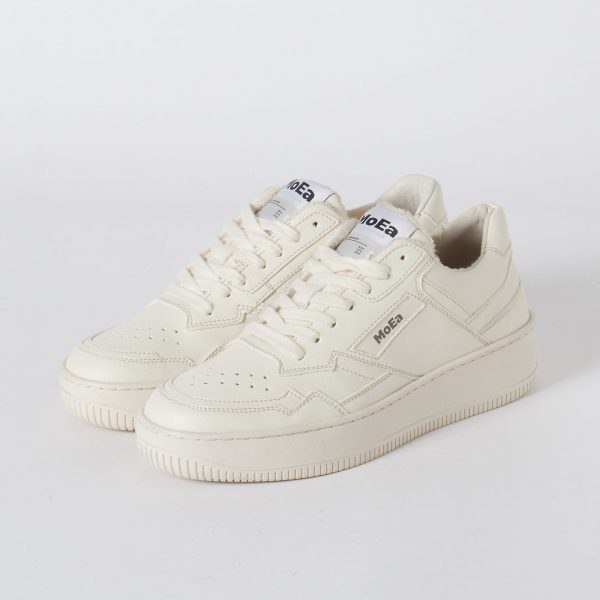 【50代足元コーデ】ピエールアルディなど大人スニーカーとボトムスの正解コーデ10選