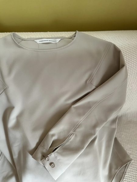 【エクラ 華組　岡部みわこさん】COGTHEBIGSMOKE×eclat 、エクラ別注：オート色の万能ストレッチブラウス